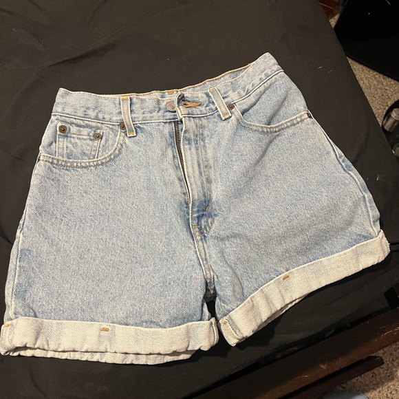 Levi’s shorts worn a few times. Next to new - Picture 2 of 5